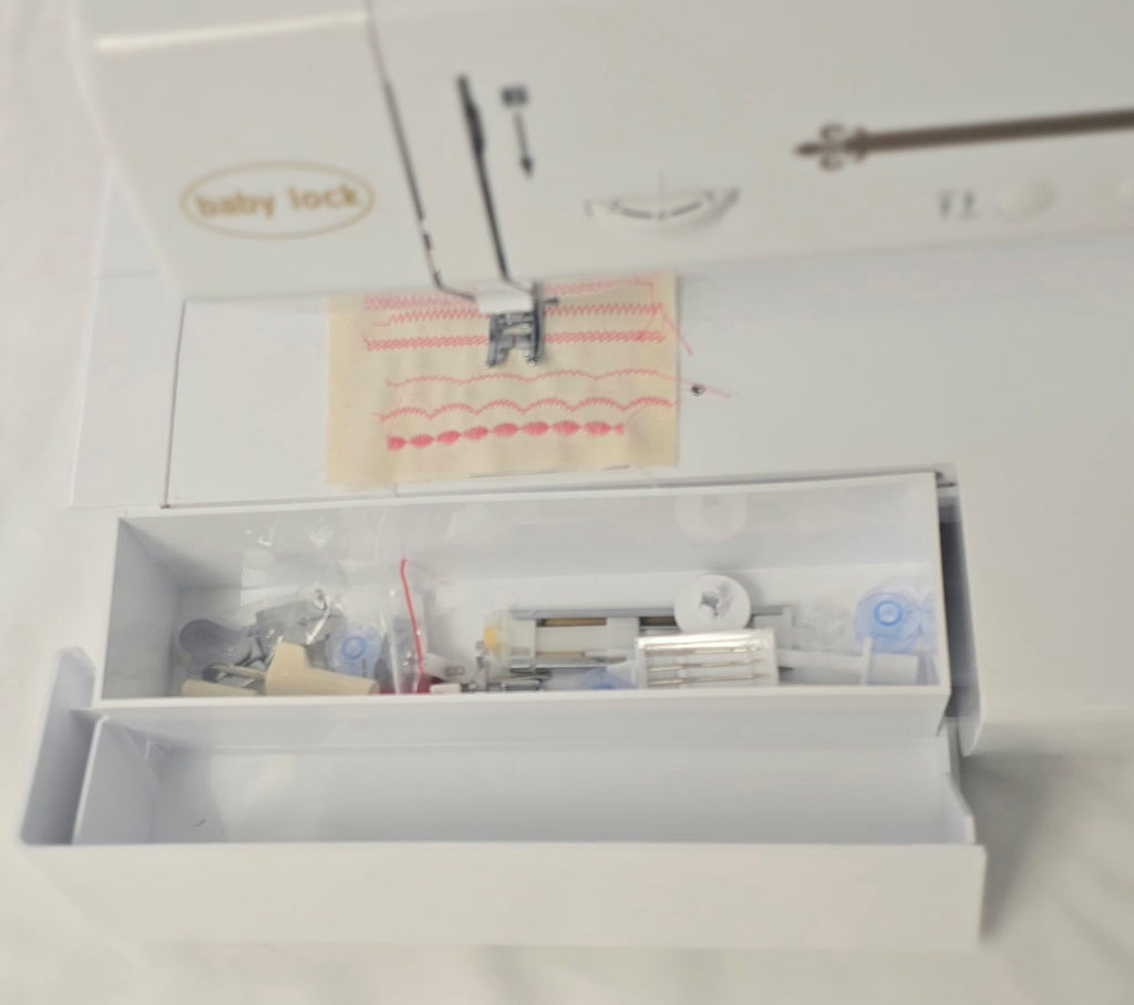 Pre-owned Baby Lock Jazz II – accessory compartment with presser feet and bobbins