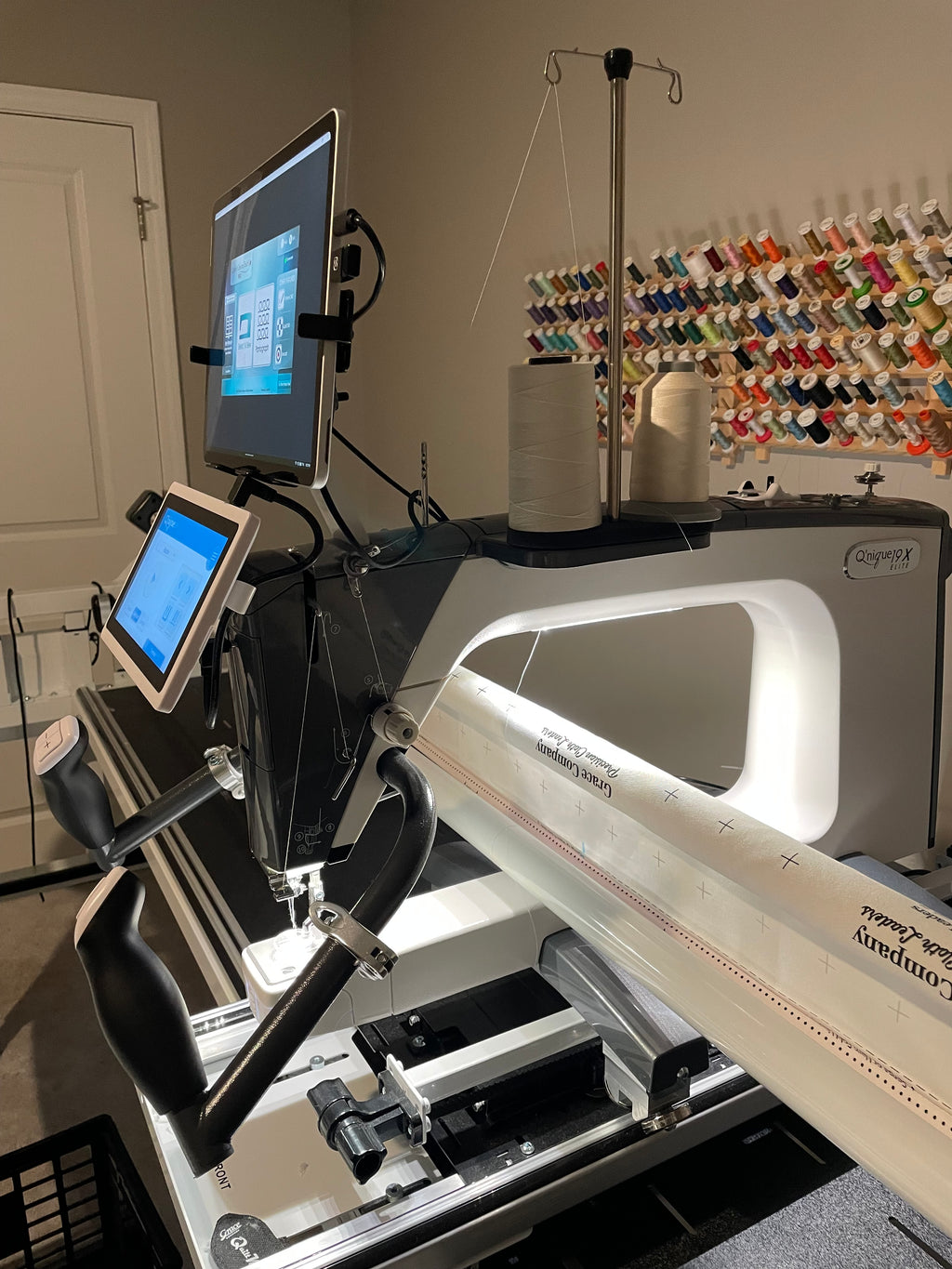 Pre-Owned - Grace Q’nique 19X Elite Longarm Machine with 10’ Quilter’s Evolution Elite Frame With QCT6 Automation