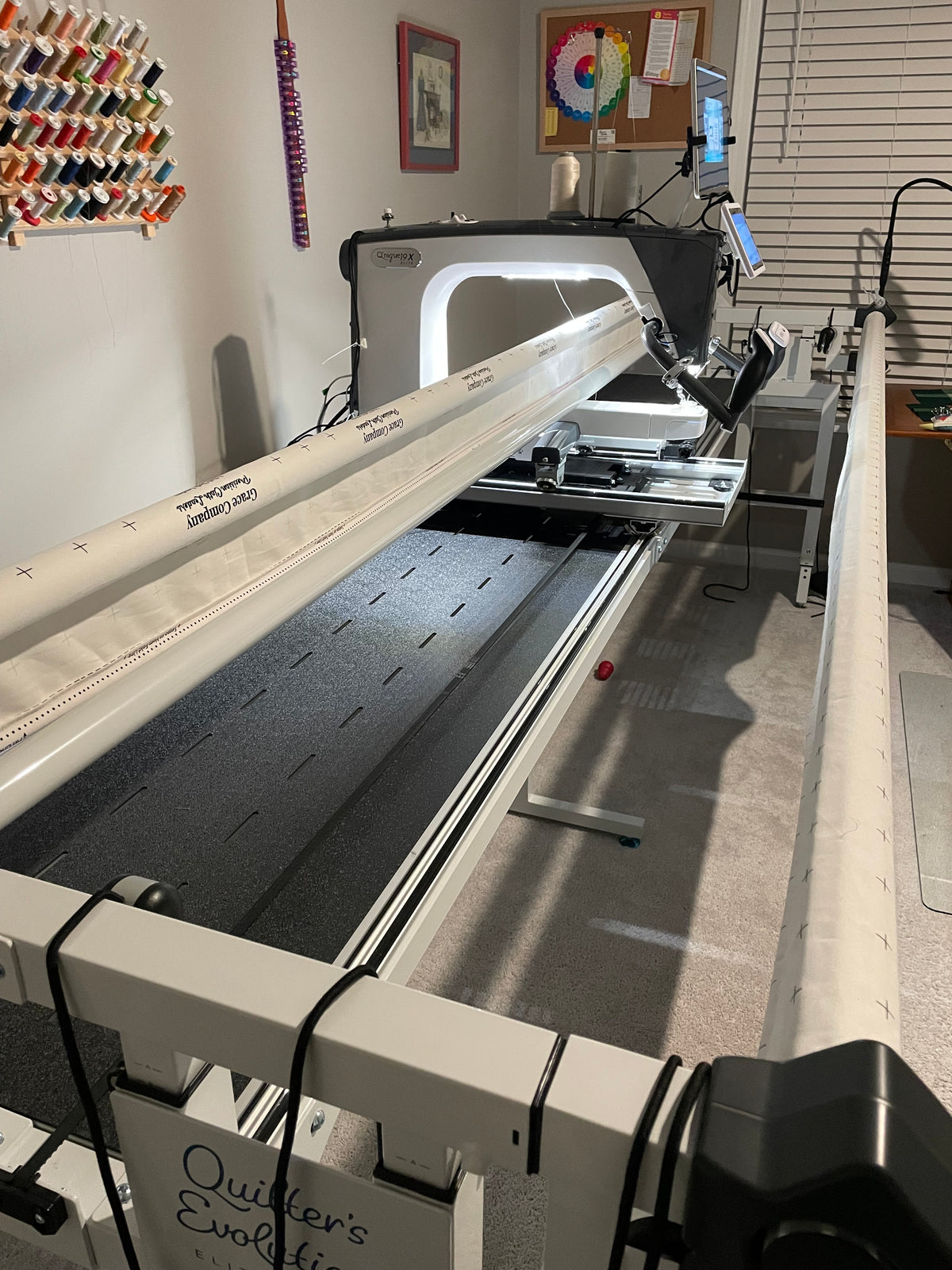 Pre-Owned - Grace Q’nique 19X Elite Longarm Machine with 10’ Quilter’s Evolution Elite Frame With QCT6 Automation