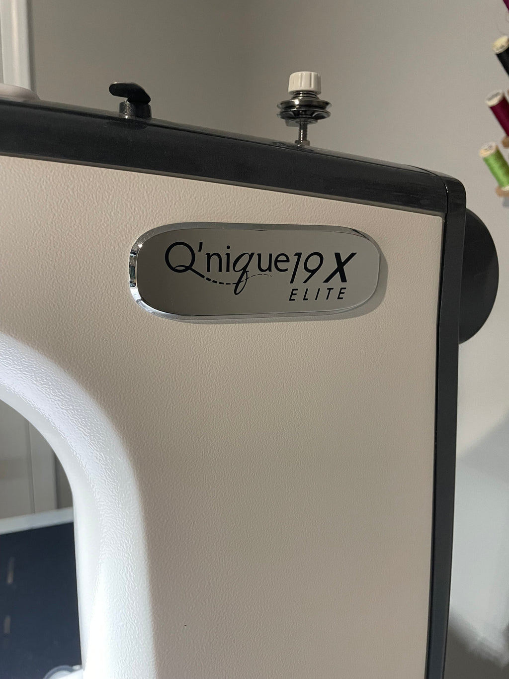 Pre-Owned - Grace Q’nique 19X Elite Longarm Machine with 10’ Quilter’s Evolution Elite Frame With QCT6 Automation