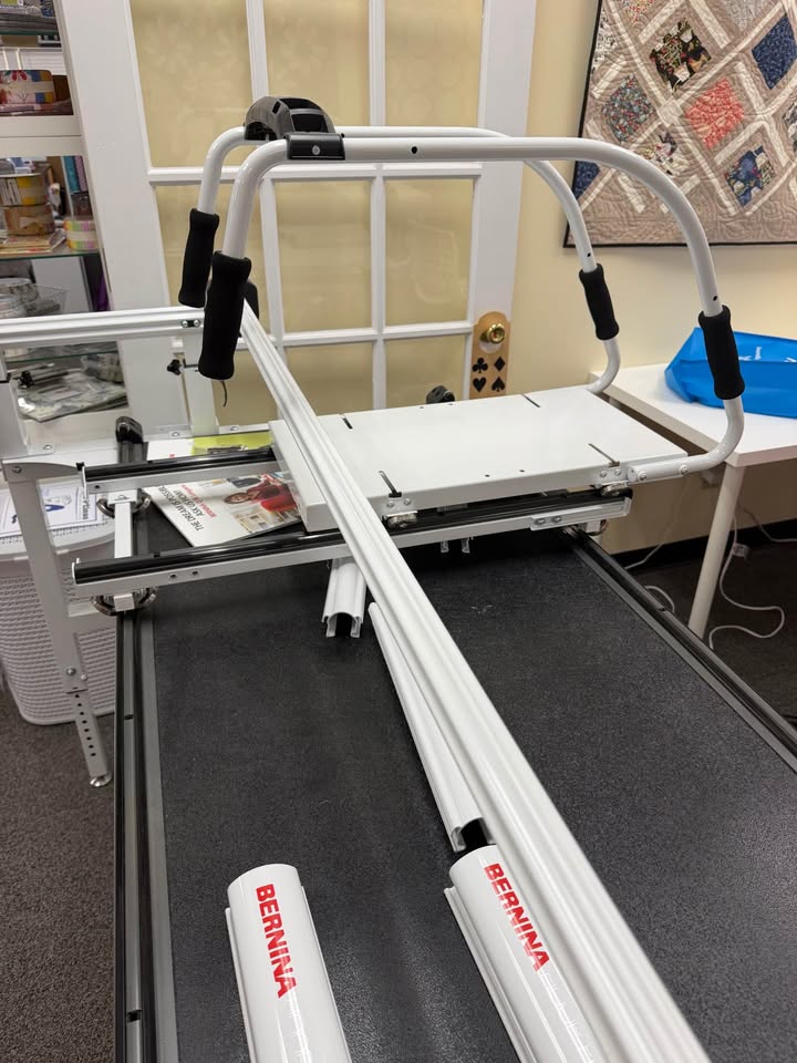 Pre-owned BERNINA Hoop Frame – carriage and handles