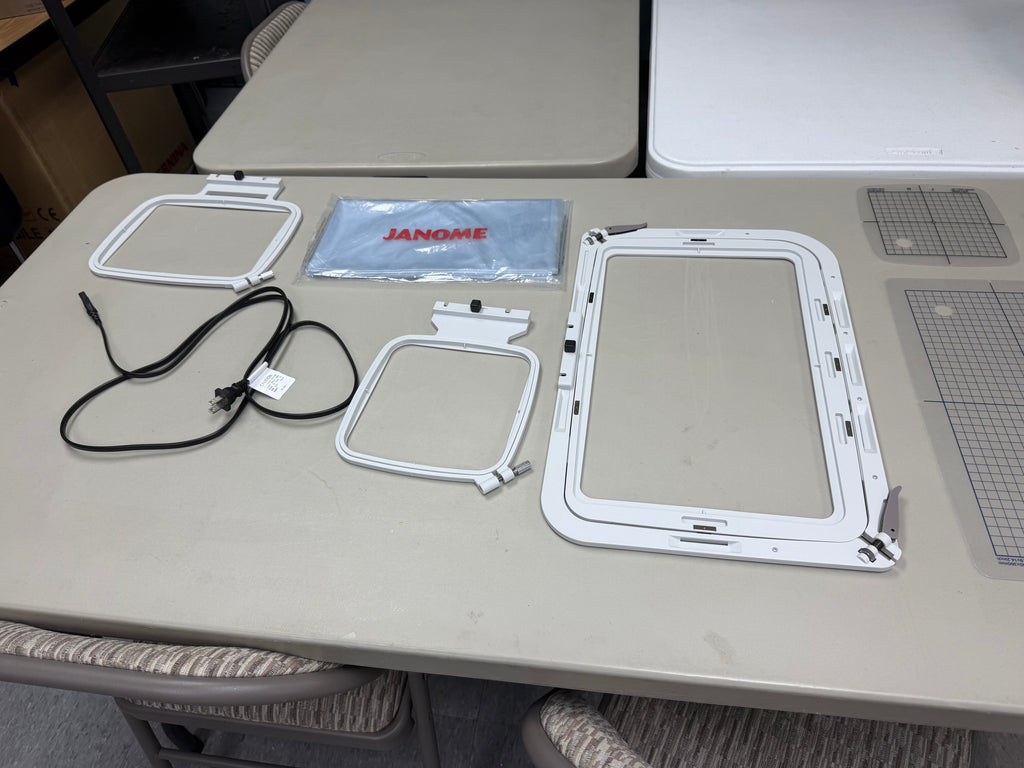 Pre-owned Janome Memory Craft 550E – hoops, dust cover and power cord